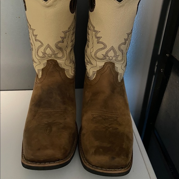 Men’s size 7 only worn a couple of times !